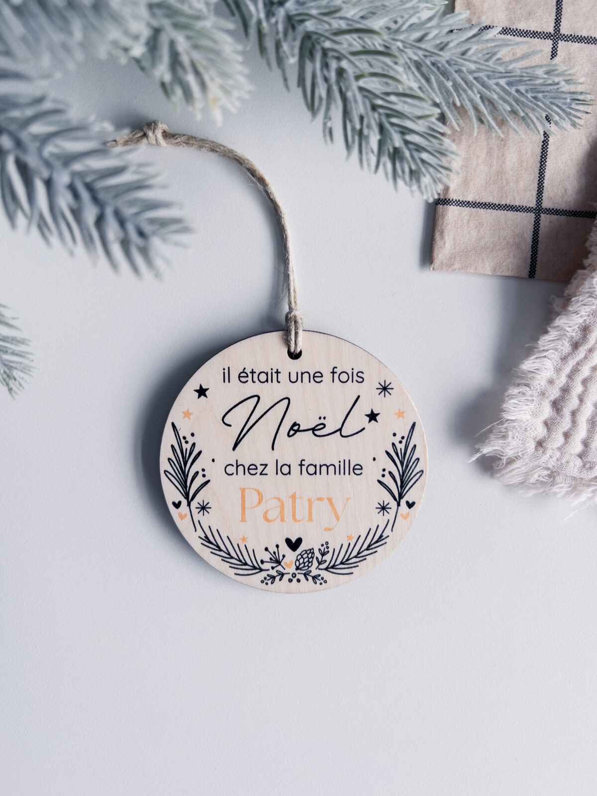 Ornement de Noël en bois avec nom de famille